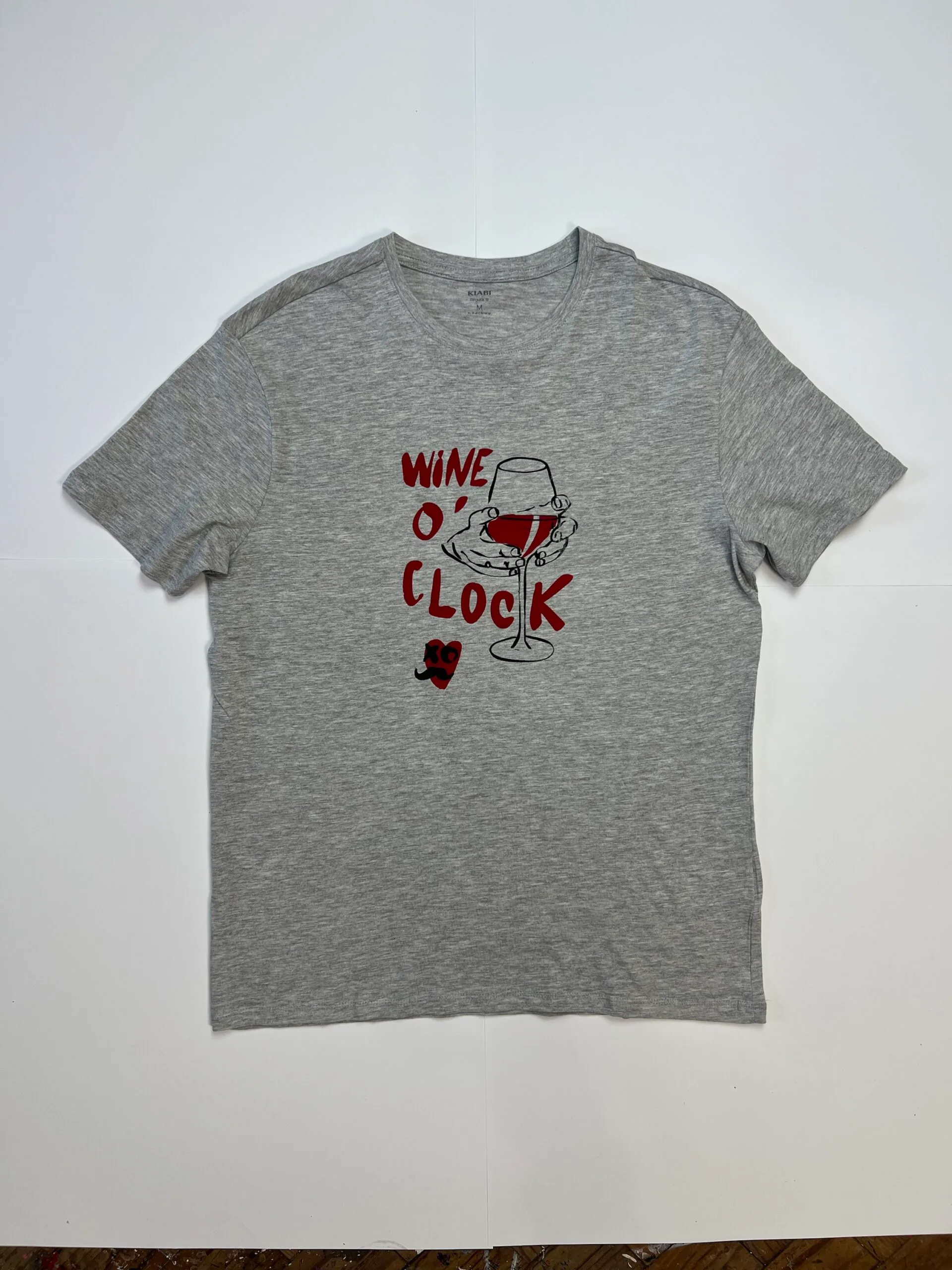 T-shirt gris wine o clock t-shirt gris dessin d'un verre de vin avec marqué wine o'clock.